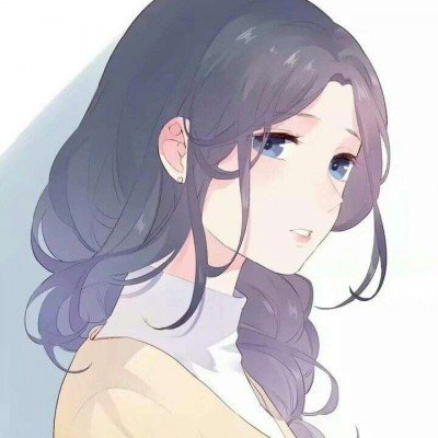 两女子推护理床上的老人赏花
